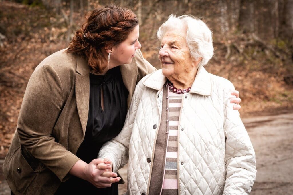 Alte Frau wird betreut