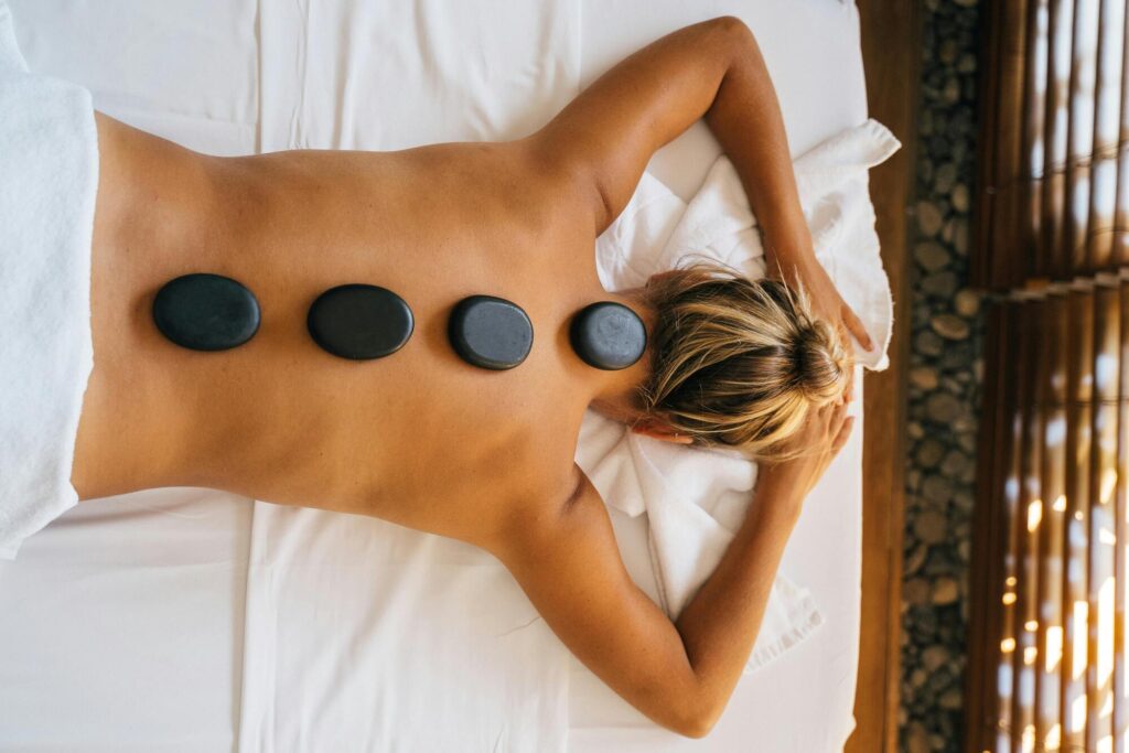 Frau hat eine Hot-Stone-Massage
